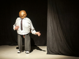 Aina no norvēģietes Frīdas Odenas Brinkmanes izrādes 1 1/2.