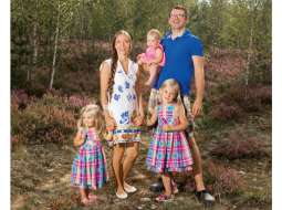 Pēteris un Marta Sproģi ar trīs meitiņām. Kad vidējā meitiņa aizgāja mūžībā, Marta šajā fotogrāfijā pamanīja, ka visa ģimene skatās fotokamerā, bet Belliņa ar skatienu veras tālumā — debesīs, kā norādot uz mūžīgajām vērtībām.