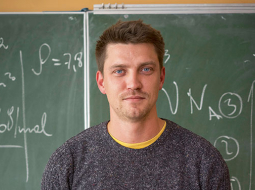 Dmitrijs Jemeļjanovs nākotni ar skolu saistītu, ja mēnesī varētu nopelnīt virs 1000 eiro uz rokas. Izglītības profesionāļi saka — 800—1000 eiro kā vēlamo summu sauc arī citi jaunie, spējīgie pedagogi. Pašlaik tāda alga ir tikai ceturtajai daļai Latvijas skolotāju.