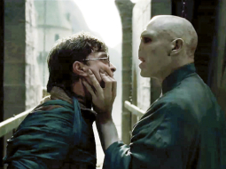 Harija Potera (Daniels Redklifs)un Lorda Voldemorta (Ralfs Fainss) saķeršanās.