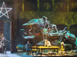 Viss uz skatuves ir postapokaliptisks, postmoderns, pat Ziemassvētku eglīte ir pēcsvētku — eglītes skelets ar spuldzītēm.