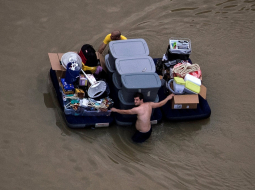 Cilvēki Hjūstonā evakuējas no plūdu skartajām vietām. Foto: Reuters/LETA