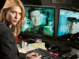 Svešais starp savējiem (Homeland) svētdien ieguva Zelta globusu kā labākais dramatiskais TV seriāls. Pie balvām tika arī galvenie aktieri — Klēra Deinsa un Demiens Lūiss.