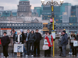 Dublinieši 22.novembra rītā gaida sabiedrisko transportu kādā no galvaspilsētas ielām. Dienu iepriekš Īrijas valdība paziņoja, ka gatava sākt sarunas par finanšu palīdzības programmu. Foto — AFP/LETA