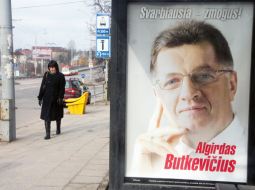 Lietuvas pašreizējā premjera sociāldemokrāta Aļģirda Butkeviča pirmsvēlēšanu plakāts ar devīzi