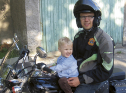 Zigmārs Atvars ir Kristīgo motociklistu asociācijas vadītājs Latvijā. Nesen viņš motociklu pārdeva un brauc ar auto, kas gan nav iesvētīts. Klēpī — dēls Jēkabs. Foto no personīgā arhīva