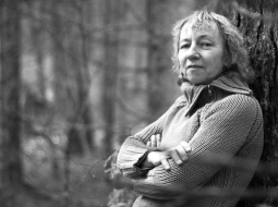 Četru jau pieaugušu bērnu mamma Anita Biseniece no Pokaiņiem vada skolēnu ekskursijas un pārtiek no neregulāriem ienākumiem. Viņa var zaudēt tiesības uz valsts apmaksātu ārstēšanu.