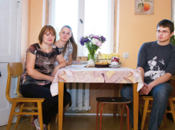 Sanita ar meitu Ingu un dēlu Aigaru.