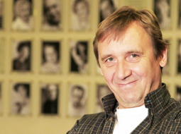 To, ko Alvis Hermanis teātrī dara pēdējās trīs sezonas, Elmo Nīganens konsekventi darījis visu savu teātra mūžu nu jau divdesmit gadus. Proti, viņš atjauno psiholoģiskā teātra izteiksmes līdzekļus.