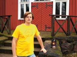 Uz Vecpiebalgu Mārcis ar ģimeni pārcēlās pirms četriem gadiem. Uzaudzis Madonā, viņš smejas, ka studiju laikā un vēl kādus gadus pēc tam atliku likām piepildījis sapni par Rīgu. «Ar sirdi jutām, ka Vecpiebalgā bērniem būs labāk.» Tagad Ločmeļi mīt Skalbes mājām tieši kaimiņos. Mārcis stāsta, ka dzīvi laukos var apvienot ar jurista darbu. Reizi nedēļā viņš ierodas Rīgā