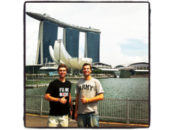 Ģirts Smelters (no labās) un Kristaps Jēkabsons pie Marina Bay Sands kazino debesskrāpjiem Singapūrā.