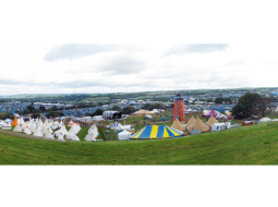Glastonberijas festivāla norises vietas panorāma.
