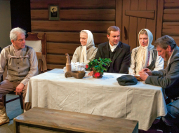 No kreisās: Ģirts Jakovļevs (Indrānu tēvs), Lolita Cauka (Indrānu māte), Uldis Anže (Edvards), Daiga Gaismiņa (Ieva) un Juris Lisners (Kaukēns).