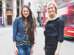 Inese Zepa (pa kreisi) un Helga Gūtmane darbojas Latvijas Studentu asociācijā Londonā.