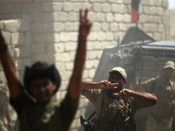 Irākas karavīri priecājas par džihādistiem atgūto Tell Afaras pilsētu. Foto: AFP/LETA