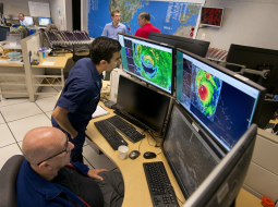 Vecākais viesuļvētru speciālists Liksions Avila (no kreisās) un Nacionālās okeānijas un atmosfēras pētījumu pārvaldes operatīvās nodaļas darbinieks Fils Manugjans seko radaram, kas rāda viesuļvētras "Irma" pārvietošanos.