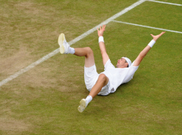 Vimbldonas tenisa turnīrā piedzīvota profesionālā tenisa vēsturē ilgākā spēle — francūzis Nikolā Maī un amerikānis Džons Isners kortā cīnījās 11 stundas un piecas minūtes. Uzvarēja Isners. Foto — AFP/LETA