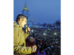 Partijas UDAR līderis Vitālijs Kļičko uzrunā demonstrācijas dalībniekus 2013.gada novembrī Kijevā.