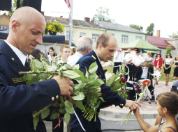 2011.gada pilsētas svētkos Fēnikss laupītāju ievainotajiem policistiem Salvim Tihanovskim (priekšplānā) un Rimam Švedam piešķīra gada jēkabpiliešu titulus