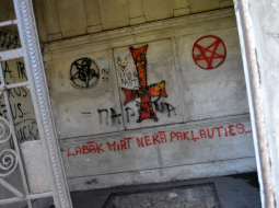 Ar grafiti apķēpāta kapliča Lielajos kapos. Foto: Zane Bitere, LETA
