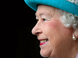 Britu karaliene Elizabete II sākusi savas valdīšanas dimanta jubilejas jeb 60.gadadienas kopš kāpšanas tronī atzīmēšanu. Karalienes zvēresta atjaunošana 6.februārī bija kā piezemēts sākums svinībām, kuras plānotas piecu mēnešu garumā.