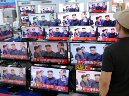 Ziemeļkorejas TV rāda reportāžu par kodolizmēģinājumu ar vadoni Kimu Čenunu. Foto: Reuters/LETA