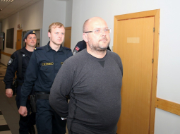 Ilmārs Krūms jūnijā tiek konvojēts uz tiesas sēdi, kurā izskatīja drošības līdzekļa piešķiršanu aizdomās turētajam.