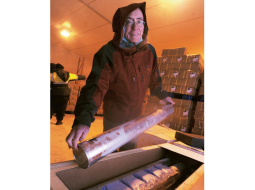 Lonijs Tompsons ar metāla cauruli, kurā nosūtīšanai uz laboratoriju sagatavots ledus serdenis, kas izurbts no ledāja Papua Jaungvinejas kalnos 2010.gadā