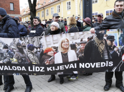 Pikets pie Izglītības un zinātnes ministrijas 20.martā pret valdības plāniem mazināt dzimtās valodas lietošanu mazākumtautību skolās.