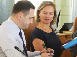 Vides aizsardzības un reģionālās attīstības ministrs Romāns Naudiņš un tieslietu ministre Baiba Broka nesaņēma augstākā līmeņa pielaidi valsts noslēpumam, un tagad NA grib mainīt pielaides procesu.
