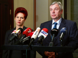 Partijas Vienotība vadītāja Solvita Āboltiņa un Saeimas deputāts, Budžeta un finanšu (nodokļu) komisijas priekšsēdētājs Kārlis Šadurskis pēc tikšanās ar Valsts prezidentu 12. janvārī.