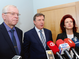 ZZS Saeimas frakcijas vadītājs Augusts Brigmanis, Ministru prezidenta amata kandidāts Māris Kučinskis un Vienotības Saeimas frakcijas priekšsēdētāja Solvita Āboltiņa pēc 25. janvāra tikšanās par atbildības jomu sadalījumu nākamajā valdībā.