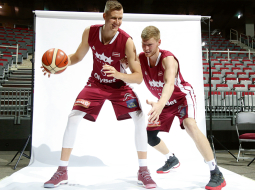 Latvijas vīriešu basketbola izlases spēlētāji pozē fotogrāfiem valstsvienības mediju dienas fotosesijā 10. augustā. Attēlā no kreisās: Kristaps Porziņģis un Dāvis Bertāns.