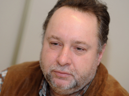 Ekspolitiķis Gundars Bērziņš, 500 govju fermas Delles īpašnieks: «Ja neskaidrā situācija turpināsies pusgadu, tas vēl nebūtu nekas. Ja ilgāk — jādomā, kā samazināt izdevumus. Piena nozare ir ilgtermiņa bizness — tu nevari vienkārši šodien neslaukt govi, bet rīt atkal sākt slaukt. Ko es darīšu? Stingrāk izvērtēšu ganāmpulku, jo šobrīd var lēti iepirkt labus jaunlopus. Pirkšu un gatavošos nāktonei, kad atkal būs jāražo piens par labu cenu.»