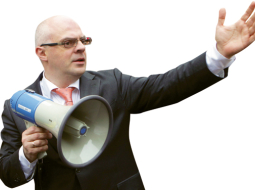 Izglītības un zinātnes ministrs Roberts Ķīlis pērn oktobrī, kad piketā tika prasītas lielākas algas treneriem un sporta skolotājiem.