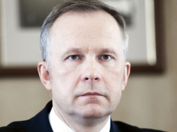 Vienmēr konfliktu pilnajā politiskajā vidē atkal iestājusies reta vienprātība par atbalstu LB prezidentam Ilmāram Rimšēvičam. Tas ir visai īpatnēji, ņemot vērā neseno ZZS un SC pretestību Rimšēviča galvenajam mērķim — ieviest eiro no 2014.gada.