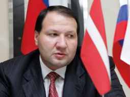 «Jūs man neticat? Man ir Triju zvaigžņu ordenis!» — tā ambiciozais Meļņiks apslāpē šaubas par 38 miljonus vērto patruļkuģu būves līgumu, ko pēdējā dienā pirms demisijas viņam sagādāja Kalvīša valdība. Foto — LETA