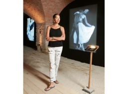 Šovasar Cēsu Mākslas festivālā bija apskatāma izstāde Mūza, kurā varēja redzēt fotoprojekcijas ar slavenajām Dovannas fotogrāfijām. Anna stāv pie fotogrāfa Roberta Mepltorpa pazīstamās, 1987.gadā uzņemtās fotogrāfijas Thomas and Dovanna dancing.