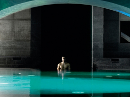 Ar siltu sālsūdeni piepildīto tumšo Berlīnes spa Liquidrom telpu izgaismo prožektori visās varavīksnes krāsās un skan dīdžeja mūzika. Preses foto