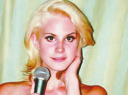 Lana del Reja šaurās Ņujorkas indie klubu aprindās agrāk bija pazīstama ar savu īsto vārdu — Elizabete Grānta. Tagad ir mainījies gan viņas skatuves vārds, gan imidžs, un baumo, ka talkā nācis arī plastiskā ķirurga skalpelis