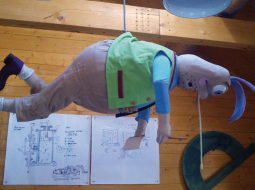 «Burkāns lai parauj!» nodomāja zaķis Adalberts, kad, karājoties Oskara darbnīcas sijā, puņķis traucēja pārzīmēt Oskara rasējumu.