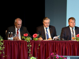 Latvijas pašvaldību savienības (LPS) priekšsēža vietnieks, Jelgavas domes priekšsēdētājs Andris Rāviņš (no kreisās), bijušais LPS priekšsēdētājs Andris Jaunsleinis un jaunais LPS priekšsēdis, Auces novada pašvaldības vadītājs Gints Kaminskis.