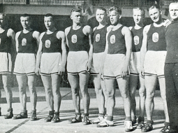 Pirmais Eiropas meistars basketbolā — Latvijas valstsvienība Ženēvā 1935.gadā. No kreisās: Mārtiņš Grundmanis, Džems Raudziņš, Aleksejs Anufrijevs, Rūdolfs Jurciņš, Visvaldis Melderis, Jānis Lidmanis, Herberts Gubiņš, Eduards Andersons un Valdemārs Baumanis. Foto autors nezināms.