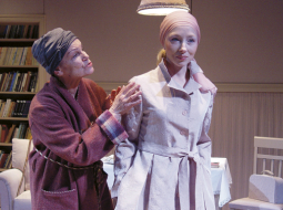 Izrāde stāsta par klasesbiedriem, kas atbraukuši pie skolotājas uz salidojumu. Attēlā: skolotāja Dārta (Ligita Dēvica) un Sofija (Ieva Puķe). Foto — Guntars Grāvelsiņš