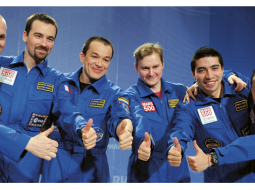 Seši brīvprātīgie — krievs Aleksejs Sitevs (no kreisās), francūzis Romāns Šārlzs, krievs Suhrovs Kamolovs, krievs Aleksandrs Smoļevskijs, itālis Djego Urbina un ķīnietis Vangs Jū — smaidīgi izgāja no īpašas laboratorijas Maskavā, kur tika imitēts iespējamais lidojums uz Marsu. Vīrieši slēgtās, nelielās telpās un bez tiešas saskares ar ārpasauli pavadīja 520 dienas. Krievs Sitevs atzinās, ka visvairāk par visu tagad vēlas nokļūt pie siltas jūras un pagulēt siltās smiltīs.