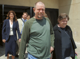 Kērtiss Makartijs 2007.gadā iznāk no Oklahomas stingrā režīma cietuma, kur viņš gaidīja nāvessoda izpildi. Foto — Oklahoma Gazette