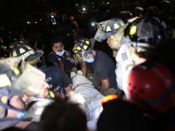 Glābēji pēc zemestrīces no drupām izceļ mirušos. Foto: AFP/LETA