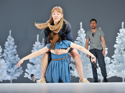 Gīnas Ekdāles lomā Maija Doveika, Hedviga — Sanita Pušpure (ar muguru) un Jalmars Ekdāls — Ivars Kļavinskis.