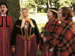 Norija Curuta (Norie Tsuruta; otrā no labās) no Japānas Alsungā pētīja suitu tradīcijas un divreiz bija arī sēņot. «Mušu mirt,» Norija zina, kas ir indīgākā sēne. Foto no personīgā arhīva