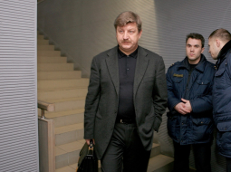 Apsūdzētais uzņēmējs Germans Milušs 2007.gadā pēc atliktās tiesas sēdes Jūrmalas mēra vēlēšanu kukuļošanas krimināllietā Zemgales apgabaltiesā.